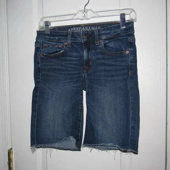AMERICAN EAGLE Skinny Bermuda Medium Wash Raw Hem Blue Jean Stretch Shorts Sz 2 - Picture 1 of 6